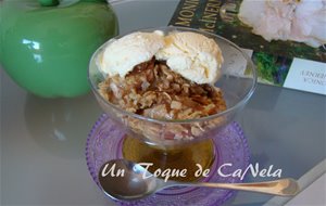 Manzanas Con Crumble Y Helado De Vainilla
