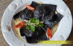 Raviolis Negros De Espinacas Y Queso Fresco Con Salsa De Calabacín Y Tomate Cherry.
