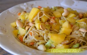 Noodles Con Gambas, Fruta Y Cacahuetes
