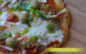 Pizza Con Base De Coliflor Y Salsa Pesto
