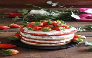 Pastel De Almendras Y Fresas Con Nata
