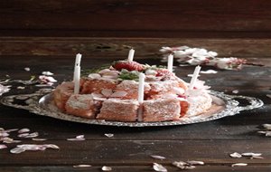 Pastel De Bizcochos Y Crema De Queso Con Fresas
