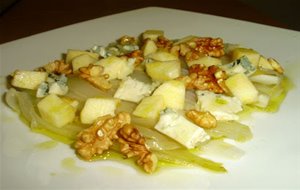 Ensalada Tibia De Endivias Con Manzana, Nueces Y Roquefort
