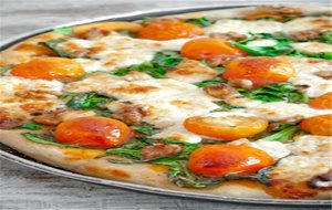 Pizza De Espinacas, Queso, Tomatitos Y Nueces
