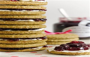 Galletas Rellenas De Quesitos Y Mermelada
