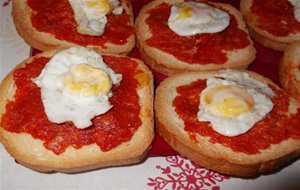 Tostas De Sobrasada Miel Y Huevos De Codorniz
