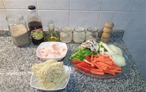 Wok Con Verduras, Langostinos Y Fideos
