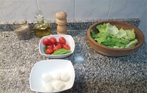 Ensalada Caprese Sobre Colchón De Lechuga
