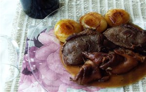 Carrilleras Y Manitas De Cerdo Estofadas
