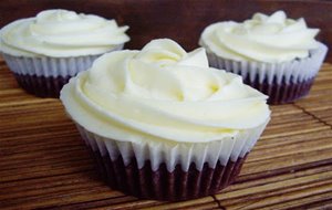 Cupcakes De Chocolate Y Frosting De Queso
