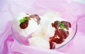 Helado De Queso Con Chocolate Caliente
