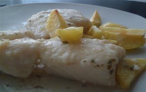 Bacalao En Salsa Con Patatas Fritas
