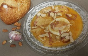 Sopa De Ajo Con Pollo Y Jamón
