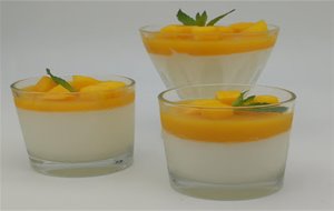 Vasitos De Yogur Griego Con Coulis De Melocotón 
