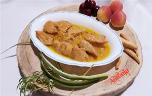 Pollo En Salsa De Piñones Y Miel
