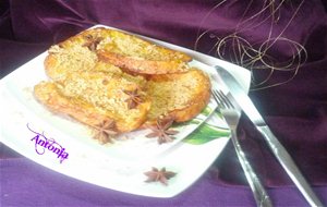 Torrijas De Anís Estrellado Y Pulverizadas Con Galletas Molidas
