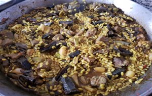 Paella De Secreto Ibérico, Ajos Tiernos Y Alcachofas
