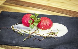 Tomates Rellenos De Gambas Con  Crema De Parmesano