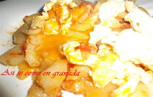 Huevos Rotos Con Patatas Con Tomate
