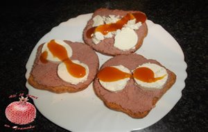 Canapés De Paté Con Queso De Cabra Y Mermelada De Melocotón
