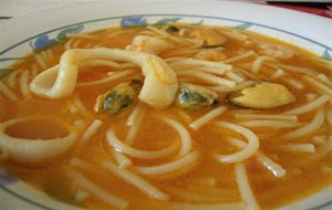 Sopa De Mariscos Con Fideos.