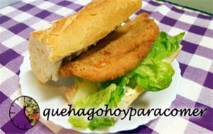 Bocadillo De Pavo Empanado Con Lechuga Y Mayonesa
