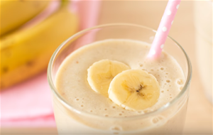 Batido Casero Con Leche De Almendra Y Frutas
