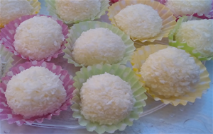 Bolitas De Coco Y Leche Condensada