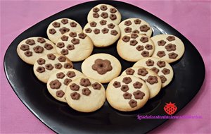 Galletas De Mantequilla Con Flores De Chocolate
