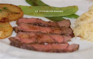 Roast Beef Con Guarnicion De Tirabeques,papas Y Chutcrut
