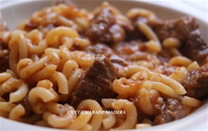 Fideuá De Carne Con Tomate Y Pimientos
