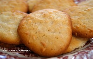 Tejas Y Galletas De Almendras
