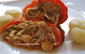 Pimientos Rellenos De Pato, Verduras Y Fideos Chinos
