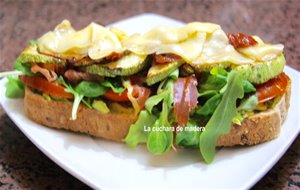 Tosta De Vegetales Con Aguacate Y Jamón
