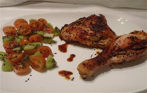 Pollo Al Pimentón Con Ensalada De Cherrys Y Kiwi
