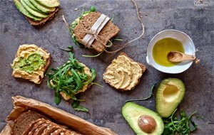 Hummus Con Ajo Asado Y Un Sandwich Muy Healthy