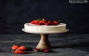 Tarta De Chocolate Blanco Con Frutos Rojos