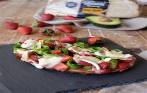 Tostada Con Fresas, Aguacate Y Queso