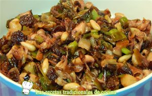 Calamares Con Ajos Tiernos, Pasas Y Piñones, Receta Fácil
