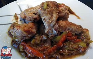 Alitas De Pollo Con Calabacin, Zanahoria Y Cebolla
			