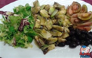 Ensalada De Alcachofas, Tomate, Lechugas Y Aceitunas Negras
			