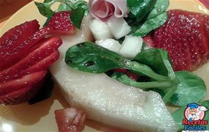 Ensalada De Frutas, Melon Y Fresas Con Jamón Dulce
			