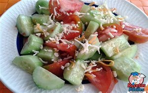 Ensalada Pepino Holandes Con Tomate, Queso Y Salsa Agridulce
			