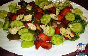 Ensalada Variada De Pollo Con Fresas
			