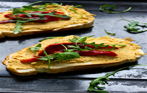 Tosta Con Hummus, Pimiento Asado Y Rúcula
