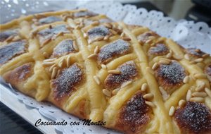 Coca De Crema Y Piñones
