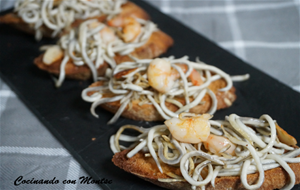 Tostadas De Gulas Con Gambas
