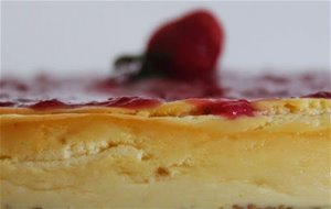 Cheescake De Chocolate Blanco Y Coulis De Fresa
