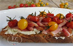 Tosta Con Queso Y Tomates Cherry
