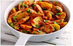 Las Patatas Picantes Con Pollo Y Tomates
